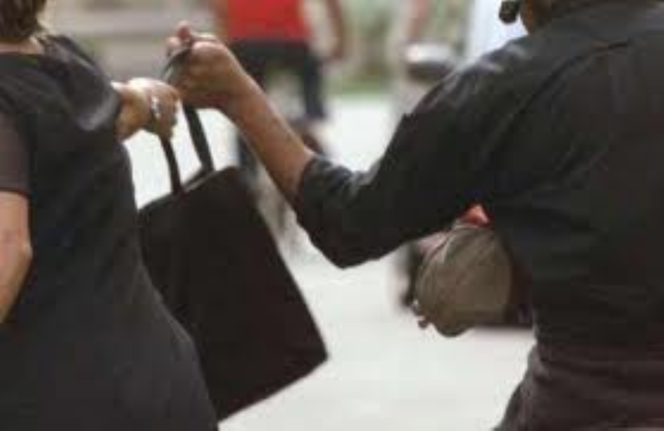 78enne resiste allo scippo e viene trascinata a terra