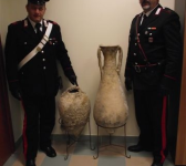 Anfore romane nel salotto, due denunce