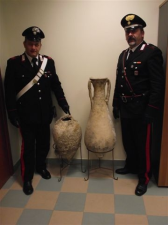 Anfore romane nel salotto, due denunce