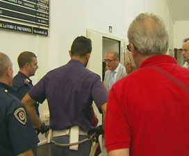 Donna armata di coltello semina il panico in tribunale