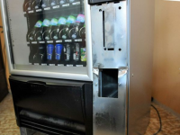 Scardina la macchinetta degli snack, 17enne nei guai