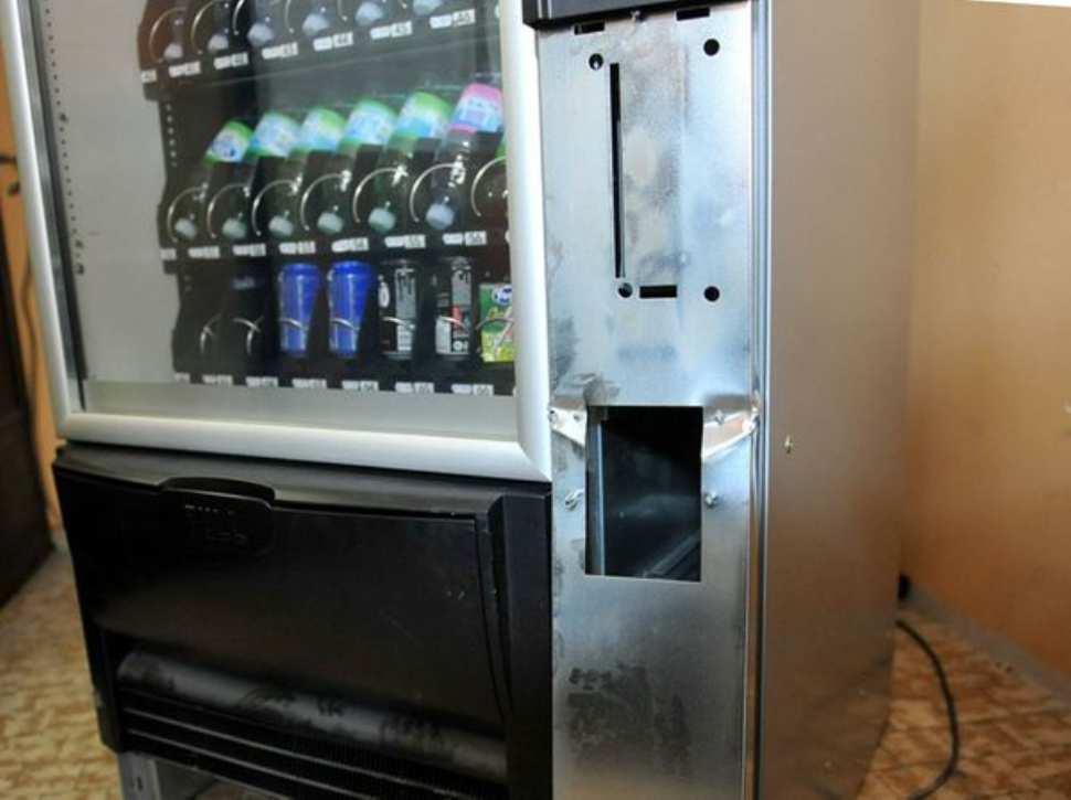 Scardina la macchinetta degli snack, 17enne nei guai