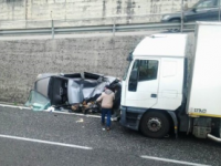 Tir travolge monovolume. Miracolata famiglia pugliese