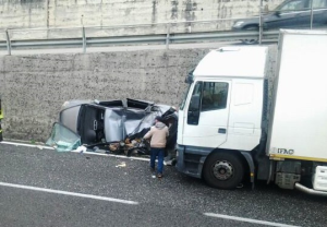 Tir travolge monovolume. Miracolata famiglia pugliese