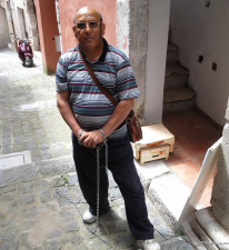 Dal sisma del 1984 ancora senza casa. In catene per protesta