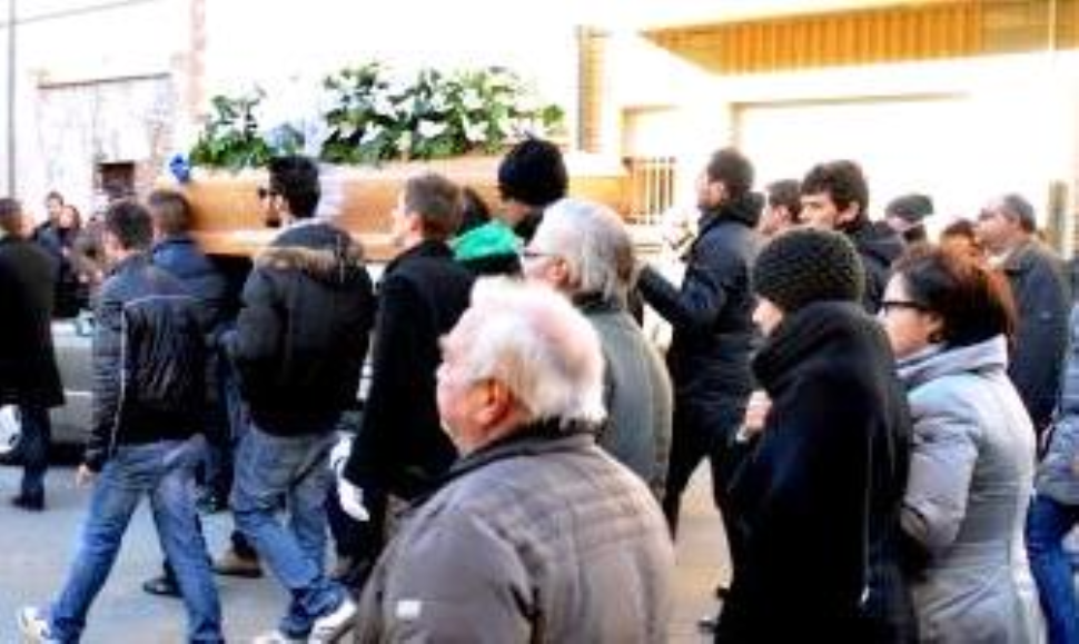 In migliaia per l’ultimo saluto a Raffaele