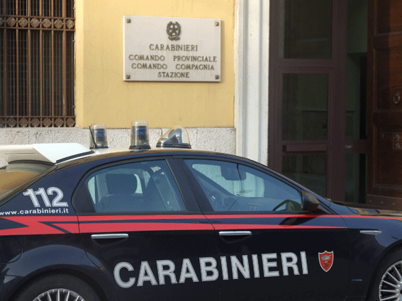 Minaccia di lanciarsi dal grattacielo, salvata dai carabinieri