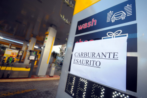 Stop al carburante:file ai distributori