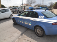 Pusher sperona la polizia sulla statale 16