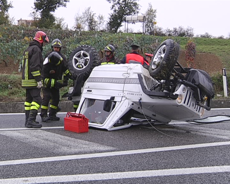 Microcar si ribalta. Ferito un ragazzo