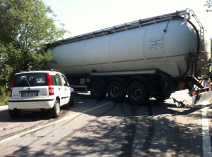 Auto contro cisterna, grave incidente a Campobasso