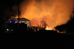 Incendio tra Ferrazzano e Mirabello, distrutto un casolare