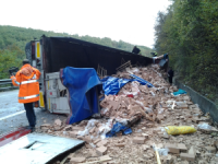 Camionista muore nel ribaltamento del tir