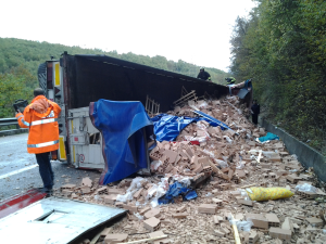 Camionista muore nel ribaltamento del tir