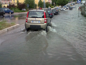Vento e grandine paralizzano il capoluogo