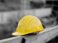 Operaio cade da un ponteggio e batte la testa, è grave ma non in pericolo di vita