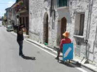 Ex ferroviere si siede in mezzo alla strada per protesta