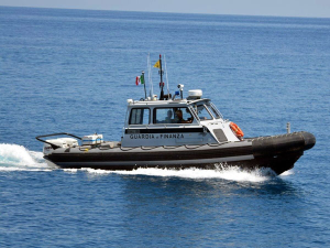 La Finanza salva tre diportisti in difficoltà