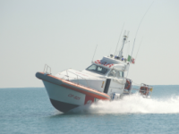 Barca naviga per due ore senza pilota, fermata dalla Guardia Costiera