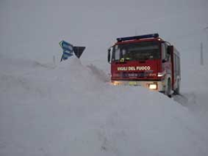 A Pescopennataro muri di neve alti sette metri