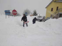 Muore mentre spala la neve, quinta vittima del freddo in Molise