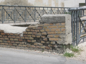 Traballa il muro in via Calderari, pedoni in pericolo