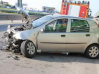 Finisce con la sua Punto contro guard-rail e spartitraffico, miracolato