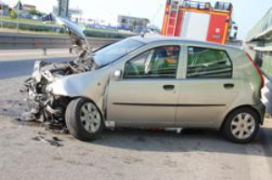 Finisce con la sua Punto contro guard-rail e spartitraffico, miracolato