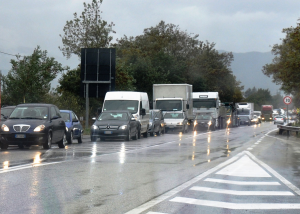 Auto contro ambulanza, statale bloccata per ore