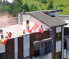 Operai Fiat e Dr Motor sul tetto dell’Assessorato regionale al Lavoro