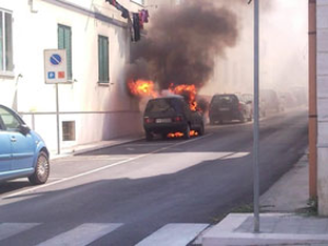 Auto in fiamme a Termoli, paura tra i residenti
