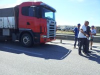 Asiatico si getta sotto un tir sulla statale 87, portato in ospedale