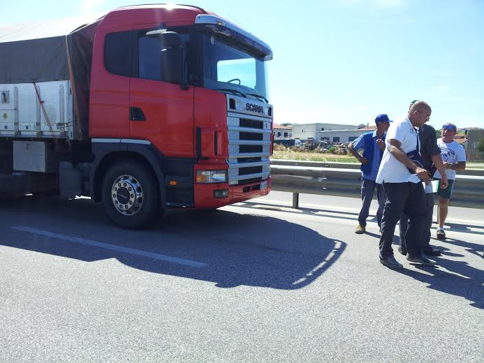 Asiatico si getta sotto un tir sulla statale 87, portato in ospedale