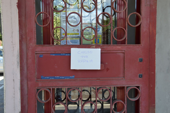 Pistola in pugno e volto coperto: colpo da 50mila euro alle Poste di Vasto