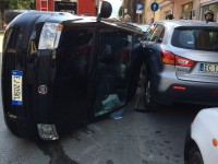 Isernia, auto si ribalta in pieno centro