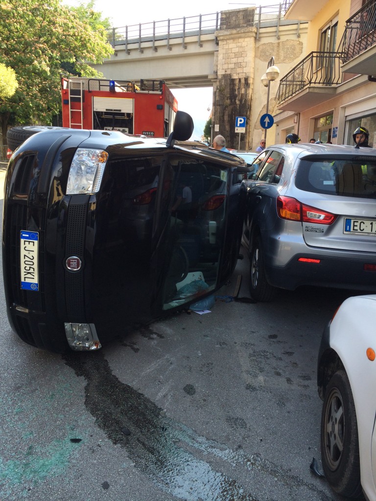 Isernia, auto si ribalta in pieno centro