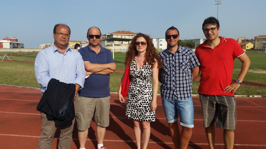 Gente di mare guarda avanti
