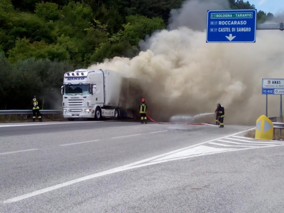 Tir in fiamme sulla statale 652