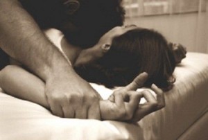 Violentata in un casolare abbandonato, due indagati