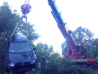 Auto fuori strada, intervengono i Vigili del Fuoco