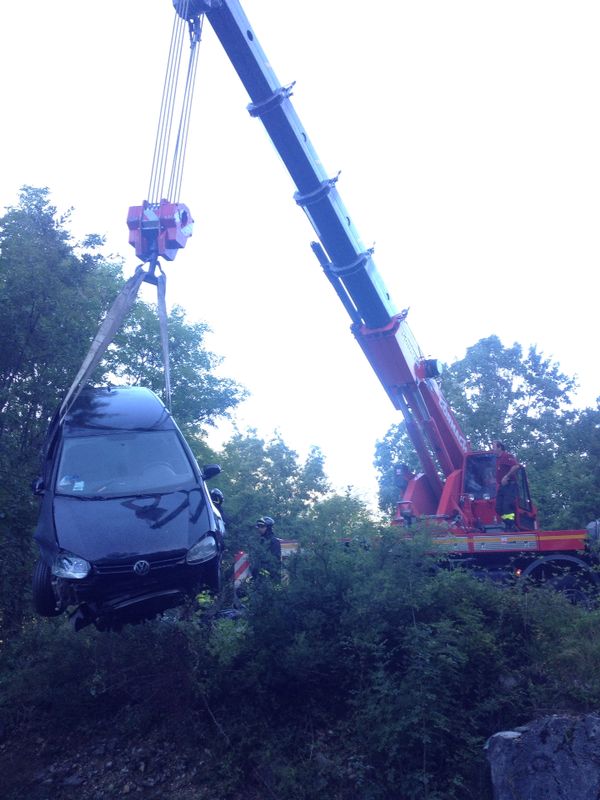 Auto fuori strada, intervengono i Vigili del Fuoco