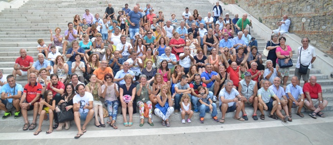 Termolesi in foto, sulla scalinata del folklore lo scatto da mandare ai posteri
