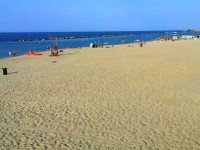 Due bagnini salvano un bimbo che stava annaspando vicino alla scogliera