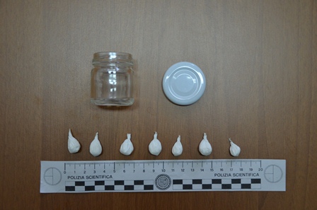 Nascondeva la cocaina in casa, 60enne nei guai