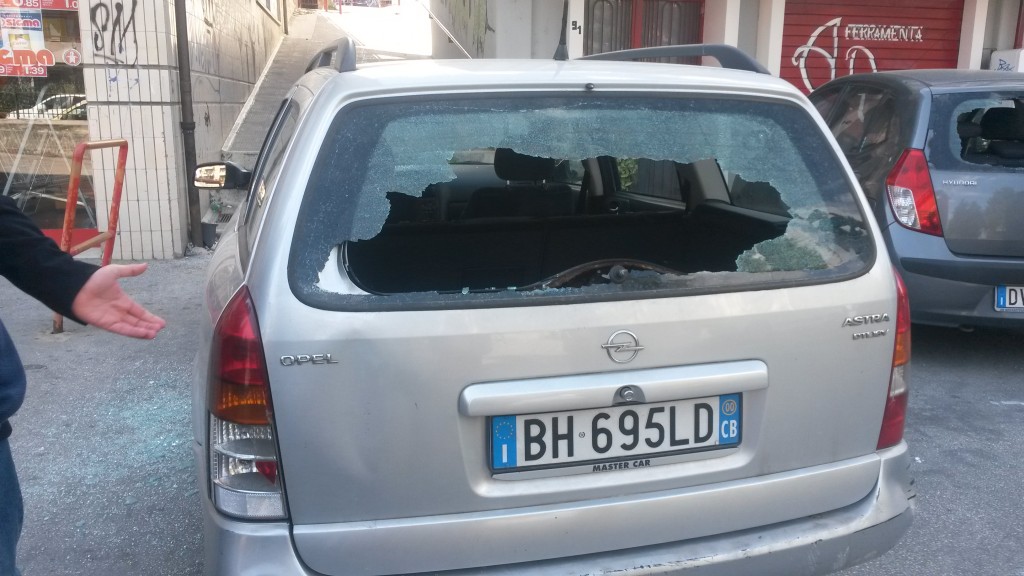 Danneggia le auto in sosta con una spranga di ferro, arrestato