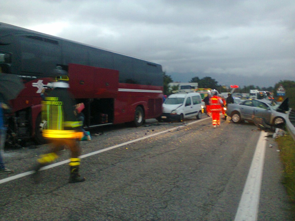 Scontro tra un auto e un pullman, perde la vita Salvatore De Blasis