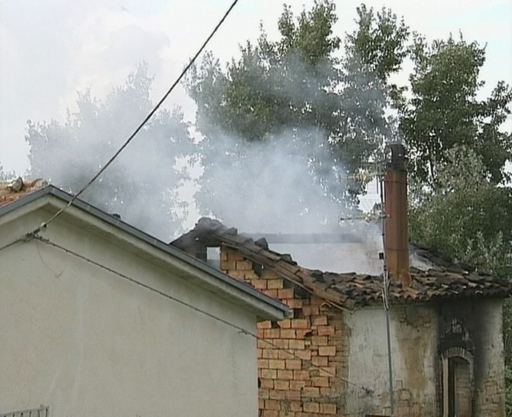 Casolare in fiamme, anziano vivo per miracolo