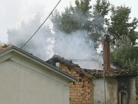 Casolare in fiamme, anziano vivo per miracolo