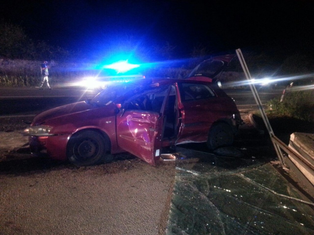 Con l’auto sfondano concessionaria: due ragazzi feriti