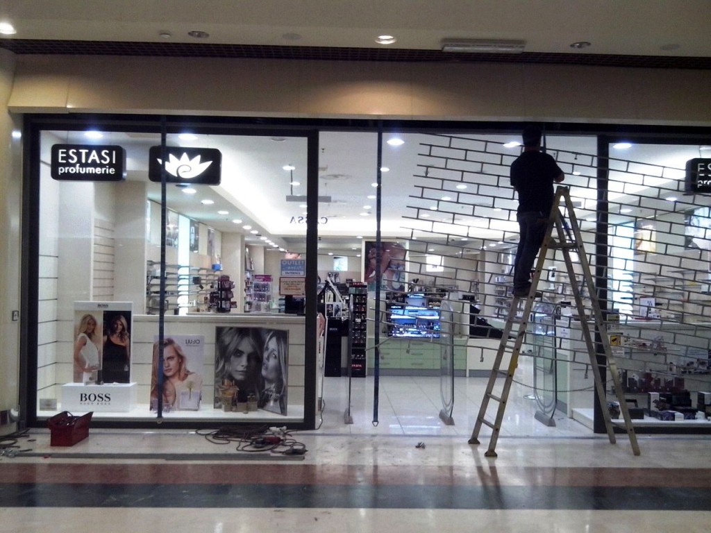 Furto con scasso alla profumeria del centro commerciale Costaverde